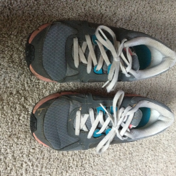 Ike women’s running shoes size 5Y - Picture 2 of 3